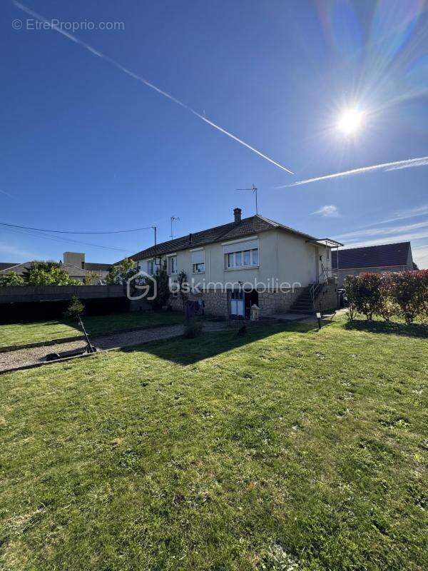 Maison de caractère à rénover – Séjour lumineux et jardin de 500 m² - photo 2