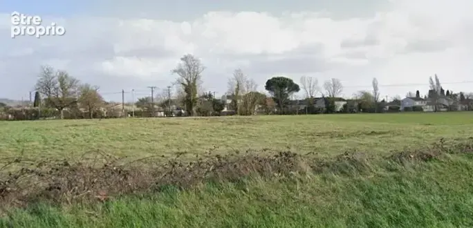 Terrain à PINS-JUSTARET