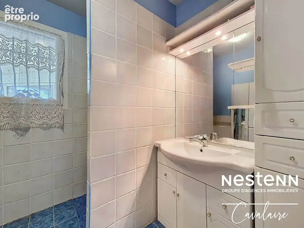 Maison d'environ 120 m² de plain-pied avec vue mer sur un terrain piscinable dans un quartier prisé de Cavalaire - photo 15