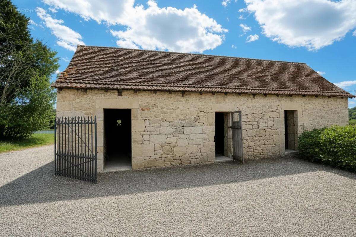 Maison en pierre avec étang et vastes dépendances - photo 21