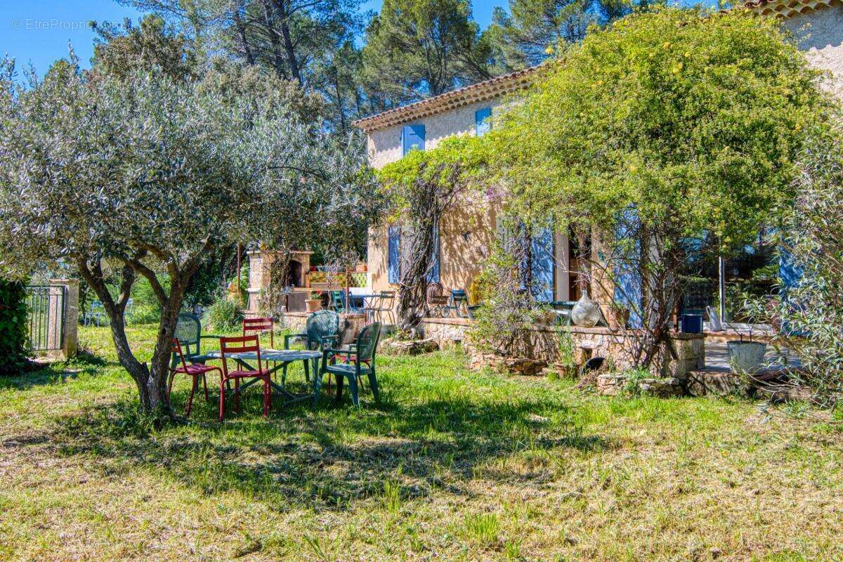 Superbe Villa de 8 Pièces à Cotignac (83) – 182 m² habitables avec piscine, sur 2500 m² de terrain paysager - photo 2