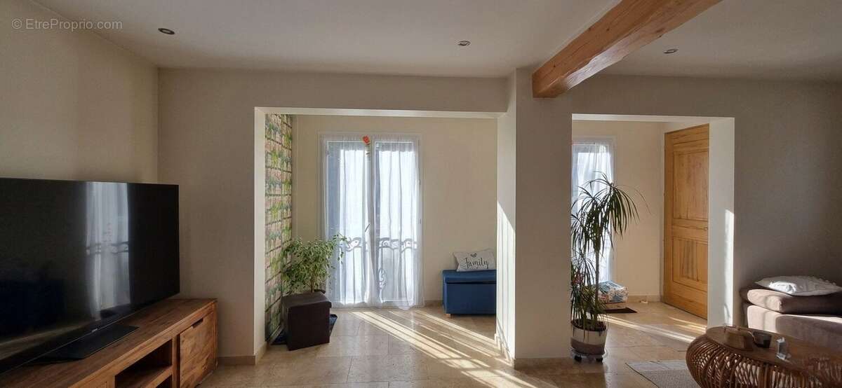 Maison à CHATEAUNEUF-VILLEVIEILLE