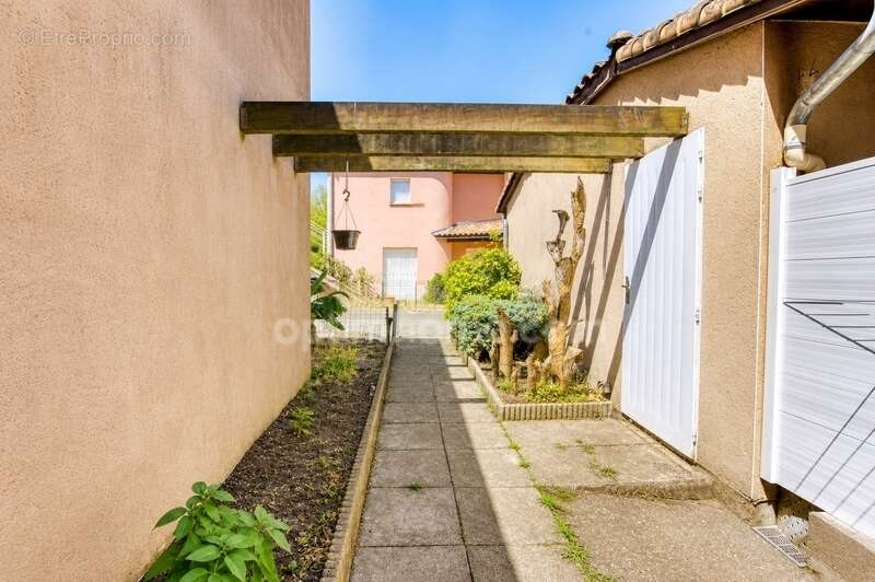Toulouse lalande – maison t4 rénovée de 84,45 m2 – jardin – garage – parking privatif – environnement calme / impasse - photo 4