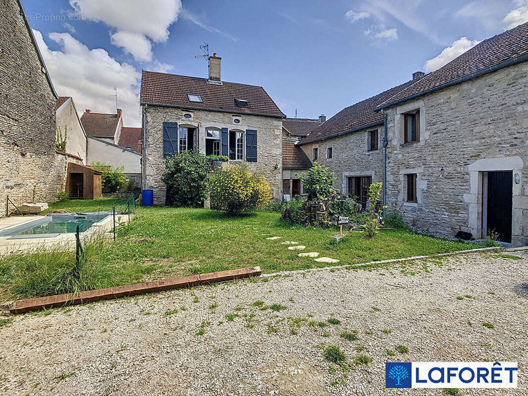 Maison à IS-SUR-TILLE