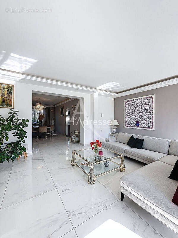 Chelles - propriété d'exception de 254m² - piscine chauffée - prestations luxueuses - photo 2