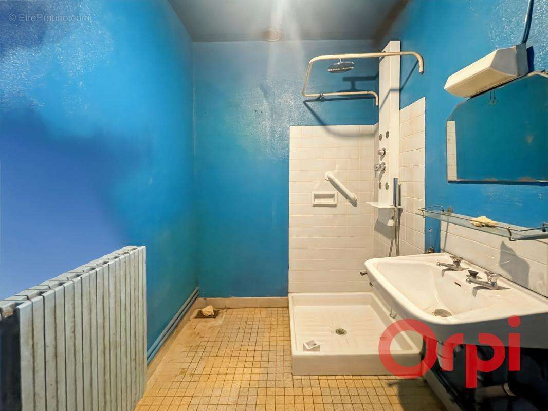 Maison à AINAY-LE-CHATEAU