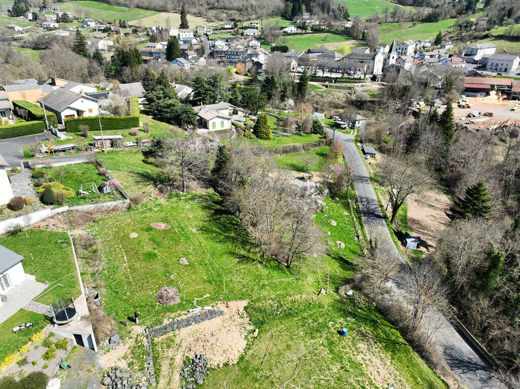 Terrain à SAINT-HOSTIEN