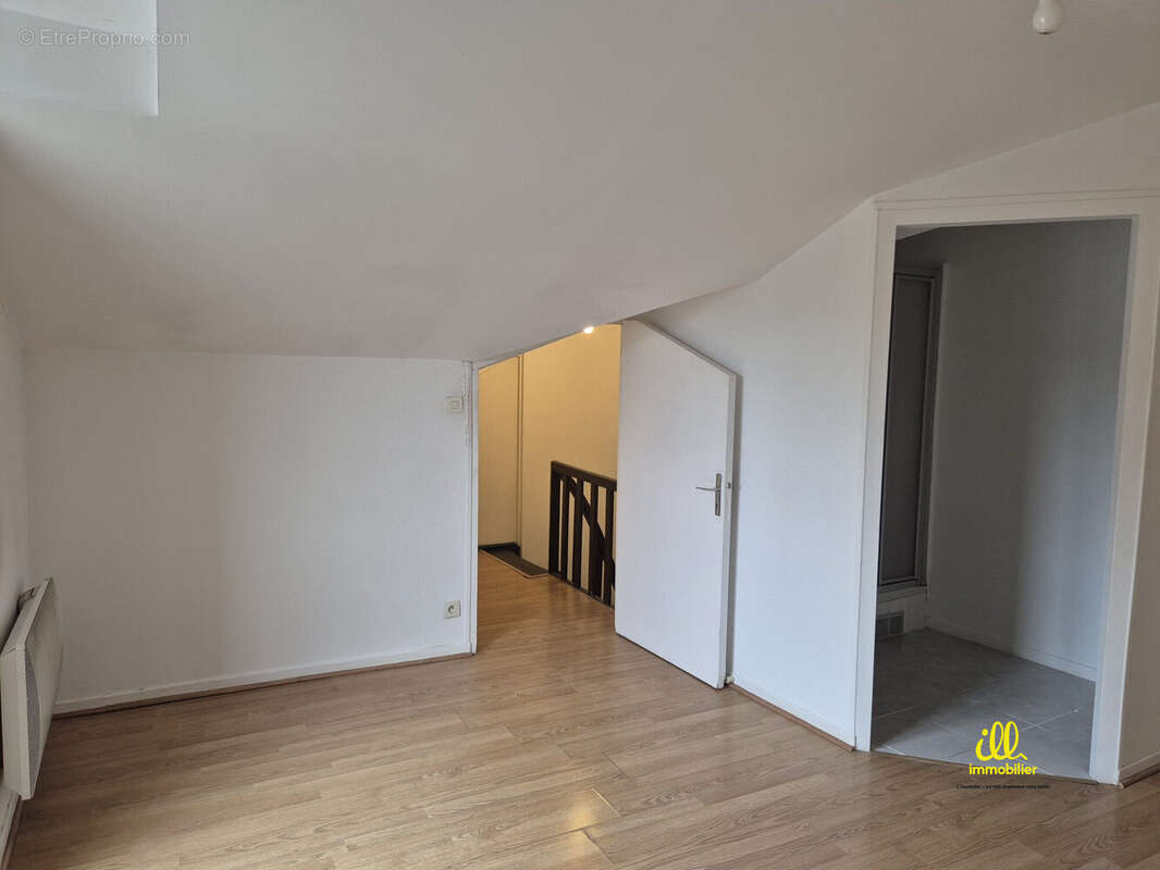 Etage : chambre  - Appartement à CHARLEVILLE-MEZIERES