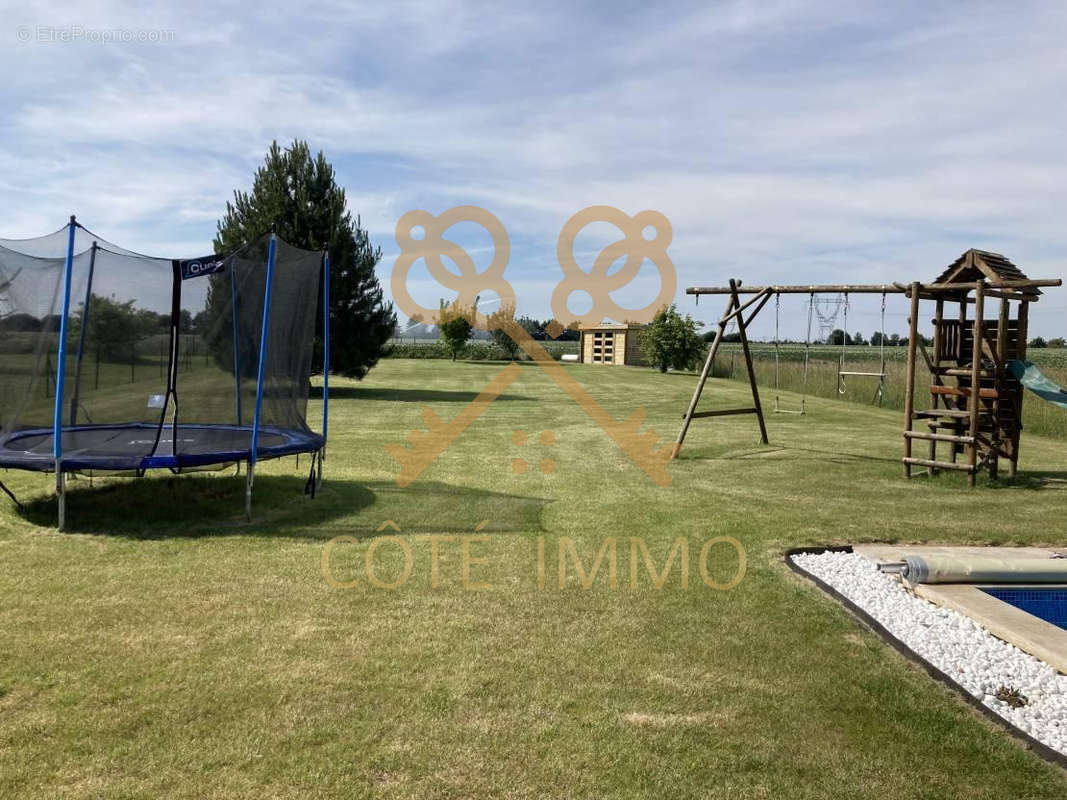 Autre à FRESNES-LES-MONTAUBAN