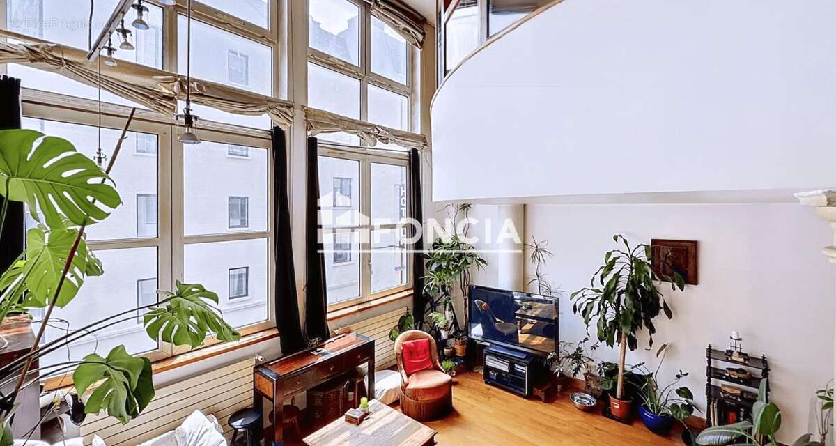 Loft en duplex – dernier étage – hauteur sous plafond de plus de 5 m – buttes-chaumont – faibles charges – exclusivité - photo 3