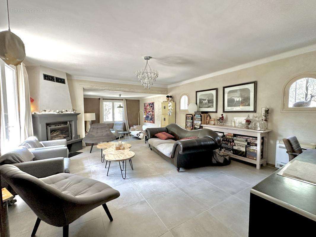 Maison à MONTAREN-ET-SAINT-MEDIERS