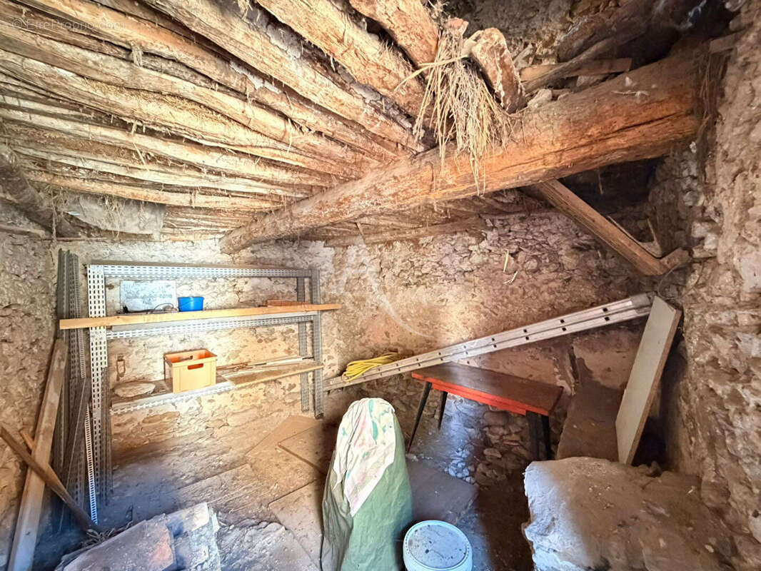 Remise a renover sur deux niveaux avec cave vinon sur verdon - photo 3