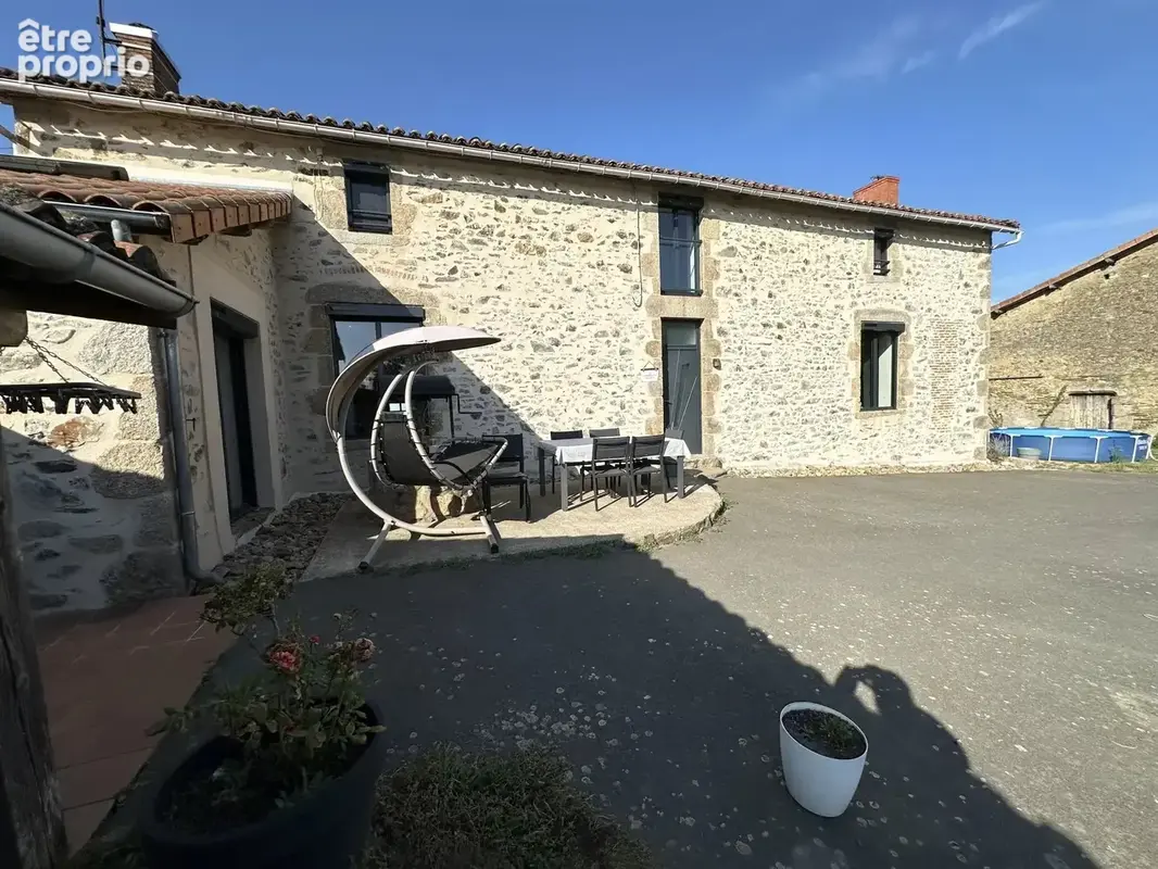 Ancien corps de ferme rénové, 5 chambres + gite + grange de 204 m² et 4 196 m² de terrain - photo 13