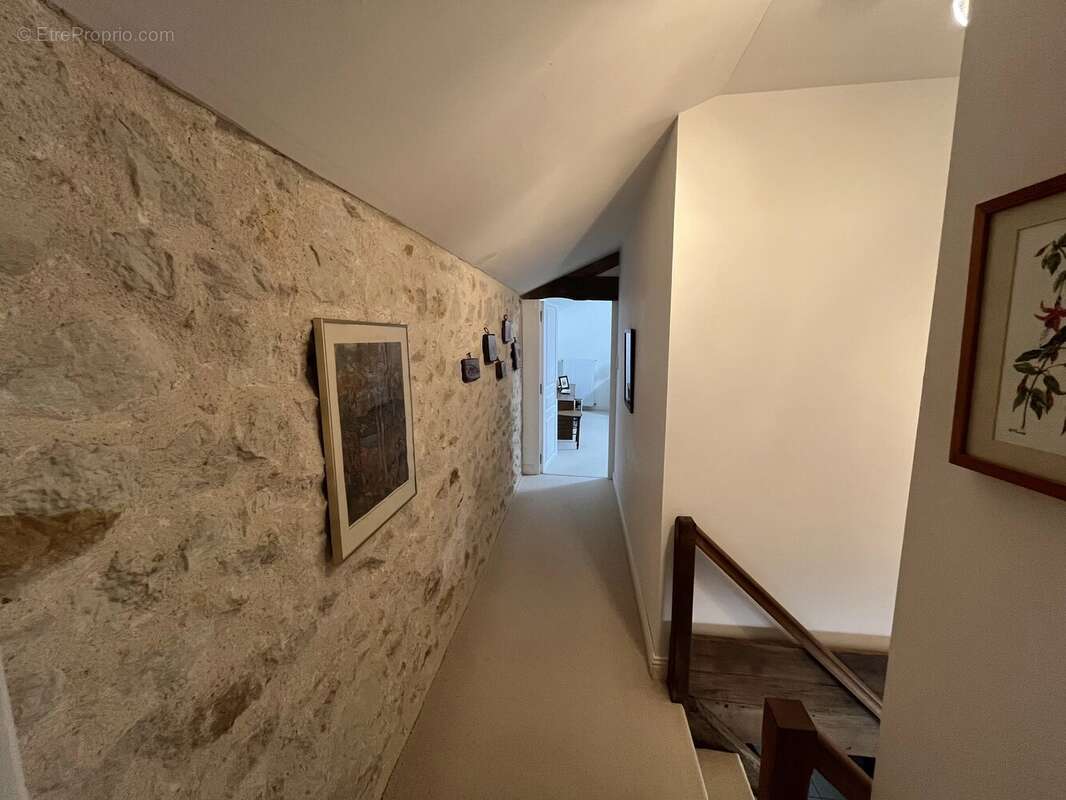 Superbe logement de 2 chambres avec une grande grange et un gîte indépendant à rénover - photo 11
