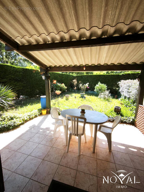 Terrasse couverte et jardin - Maison à SAINT-CEZAIRE-SUR-SIAGNE