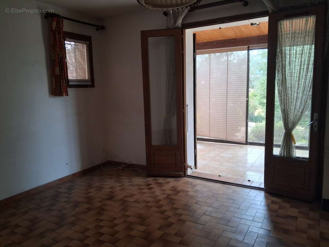 L'ESCALE – Maison individuelle avec véranda, garage et jardin arboré - photo 3