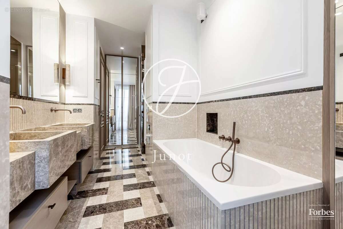 Appartement à PARIS-16E