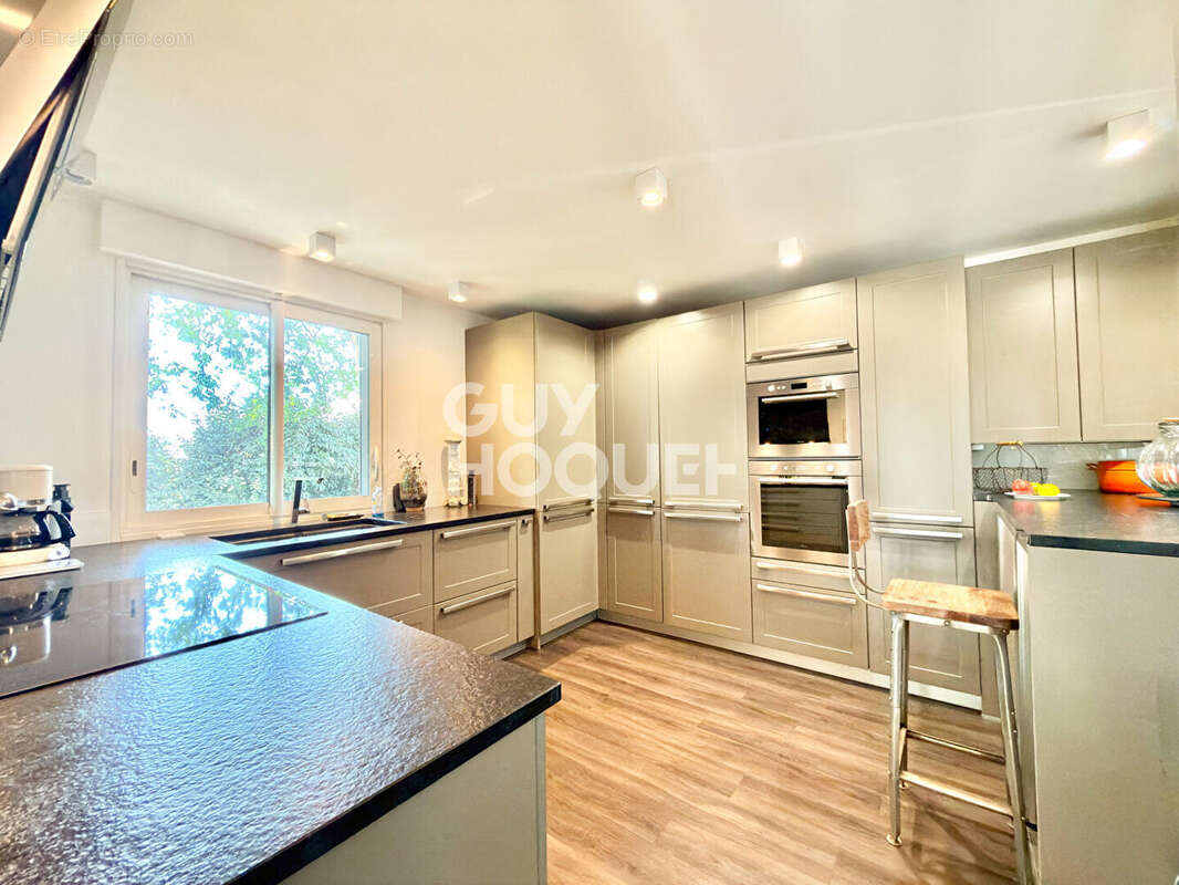 À la Hume, 4 chambres, bureau, piscine et superbe jardin paysagé à deux pas des commerces - photo 4