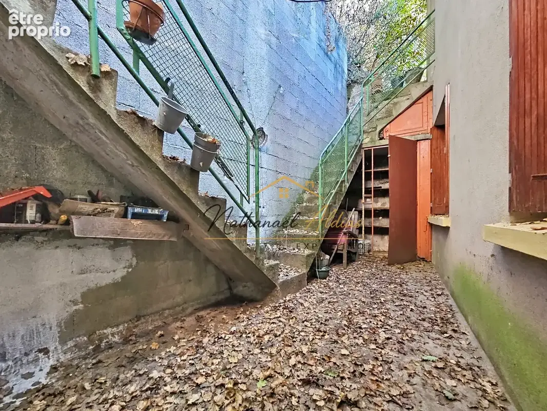 Maison avec patio extérieur et double garage - photo 16