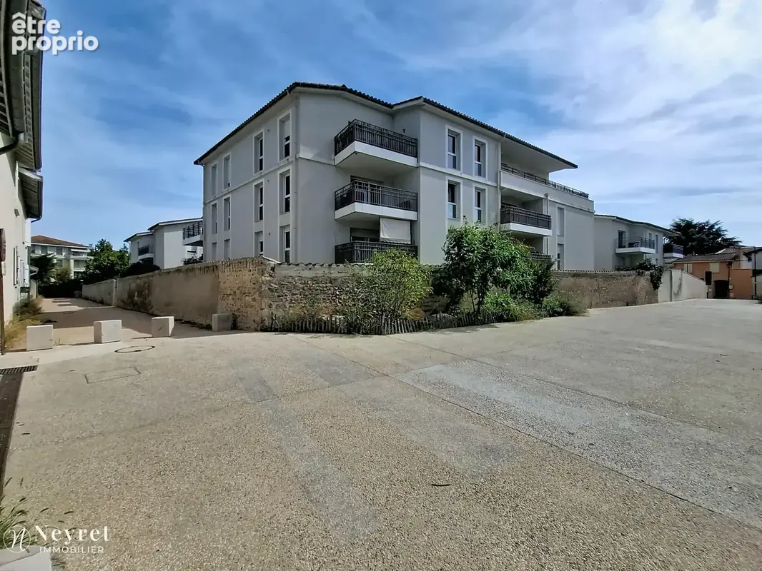 Coup de cœur assuré sur ce T3 en Rez-de-jardin de 57m2 avec en sous-sol sécurisé :garage et place stationnemen - photo 1