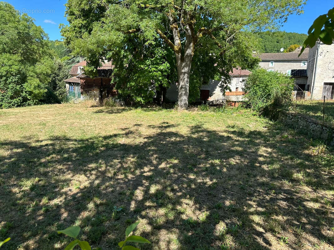 Maison en pierre située au cœur du village, avec jardin. - photo 2