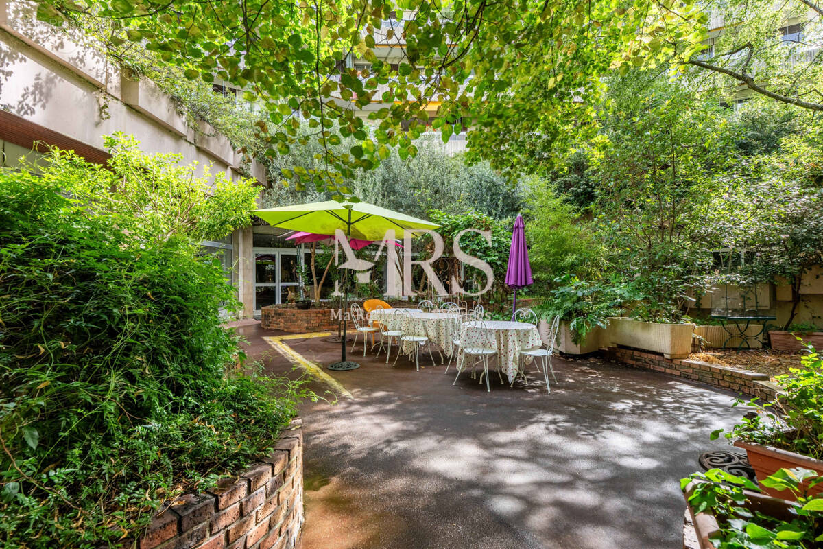 Appartement 71 m² à Paris-15e  - photo 2