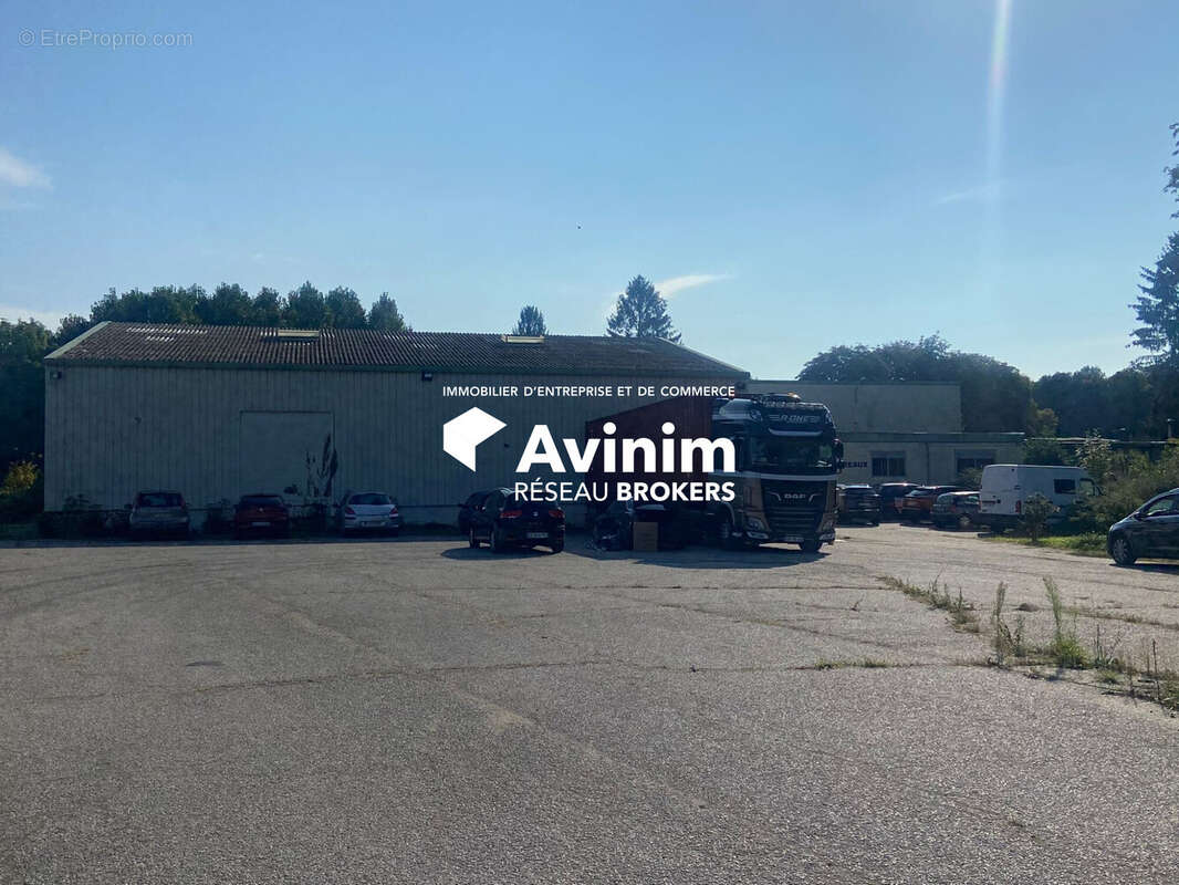 Commerce à NEAUFLES-SAINT-MARTIN