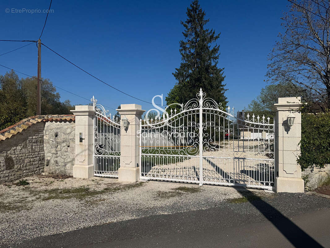 Maison à ROULLET-SAINT-ESTEPHE