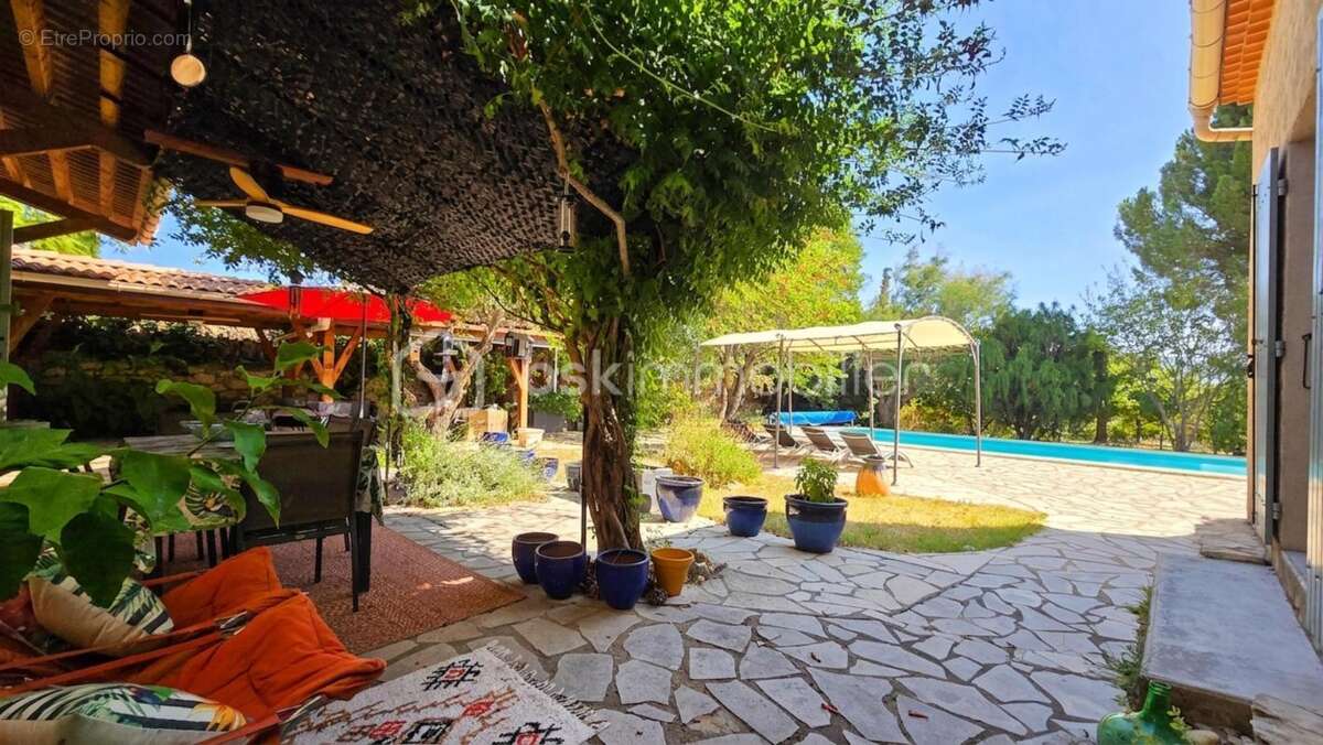 Villa de plain-pied avec piscine - photo 2