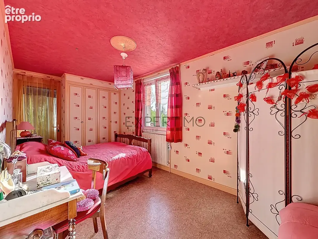 Vue exceptionnelle, piscine et grands volumes : une maison familiale rare aux portes de Mâcon - photo 12