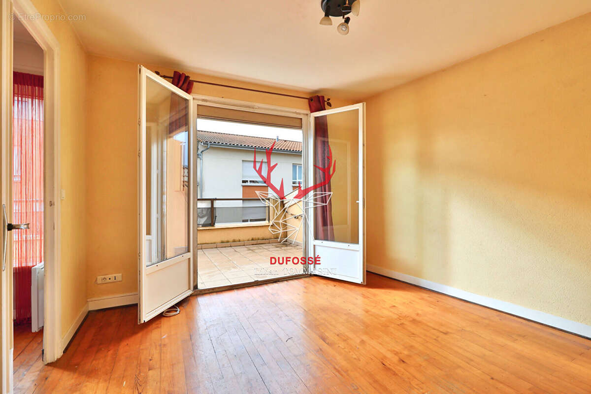 Appartement à LA TOUR-DE-SALVAGNY