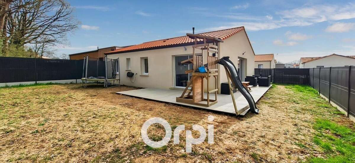 Maison à LA CHAIZE-LE-VICOMTE