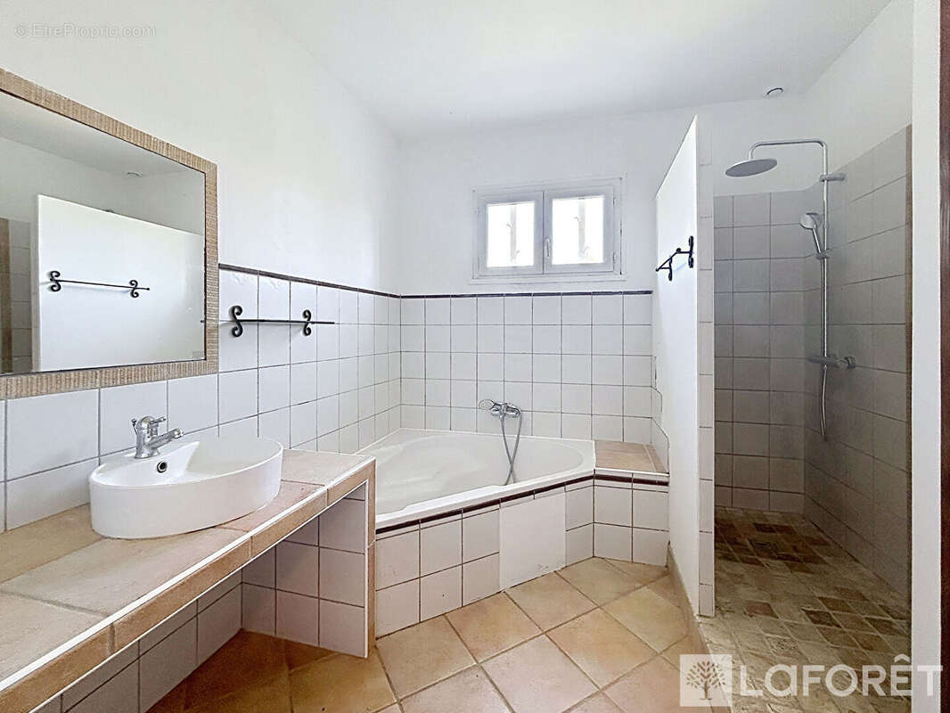 TRAVAILLAN -  Maison 190m², 5 ch, sur jardin 1000m² avec piscine - photo 7