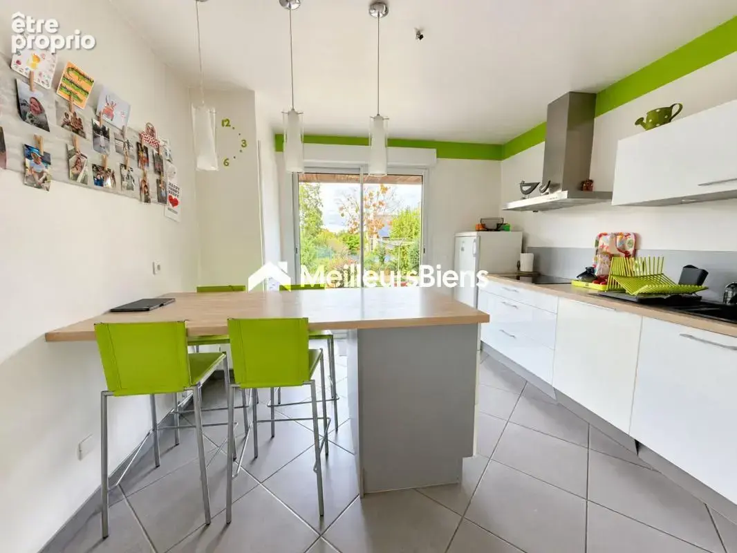 LAVAL – Pavillon de 141 m², 4 chambres, double garage et jardin sans vis-à-vis - photo 2