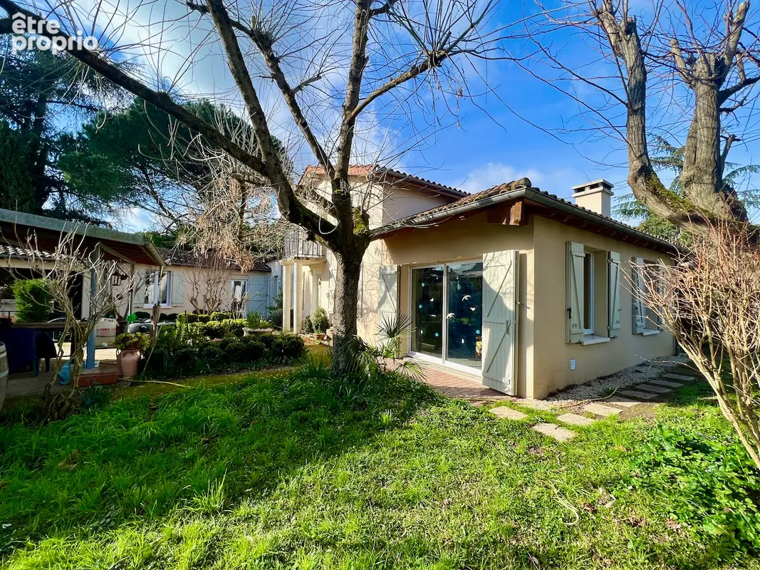 Maison d'environ 220 m² dans un des meilleurs quartiers de Villeneuve sur Lot, proche à pied du centre ville et de toutes ses co - photo 2