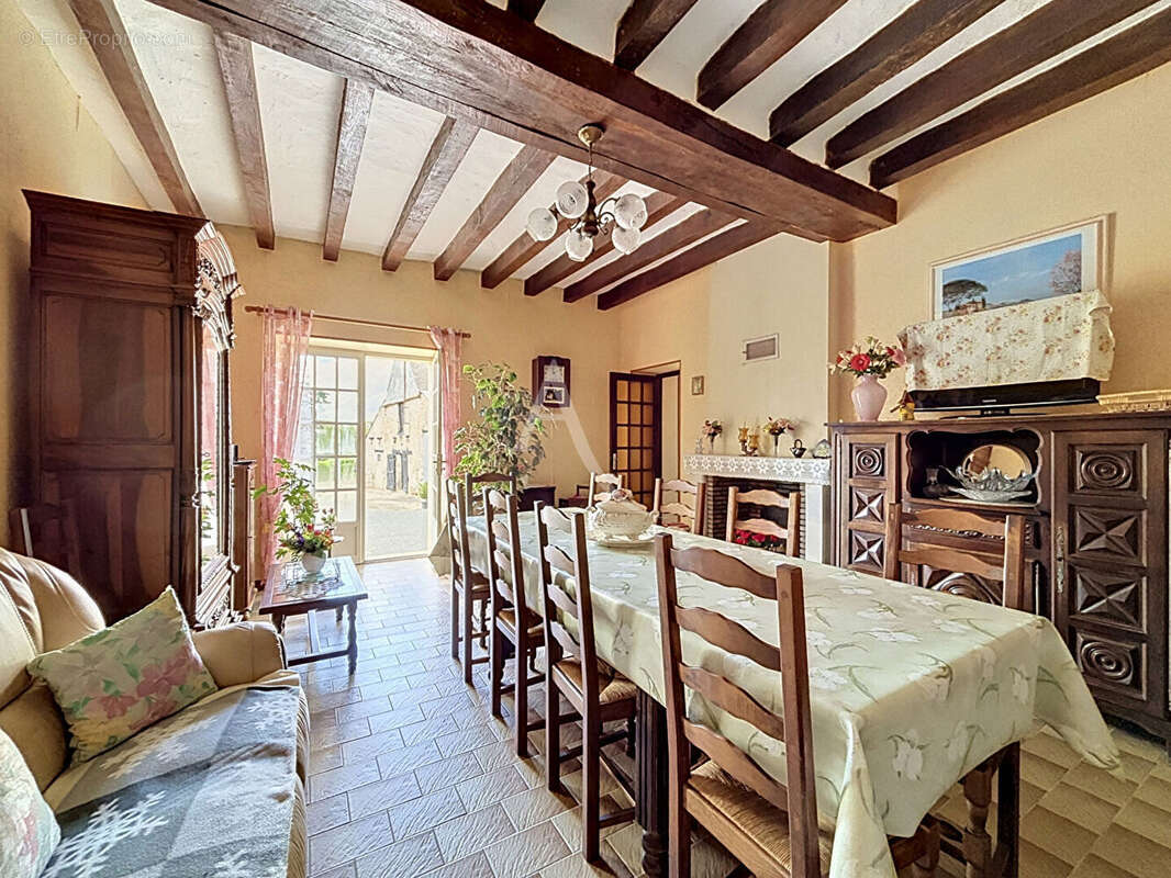 Maison à BECON-LES-GRANITS