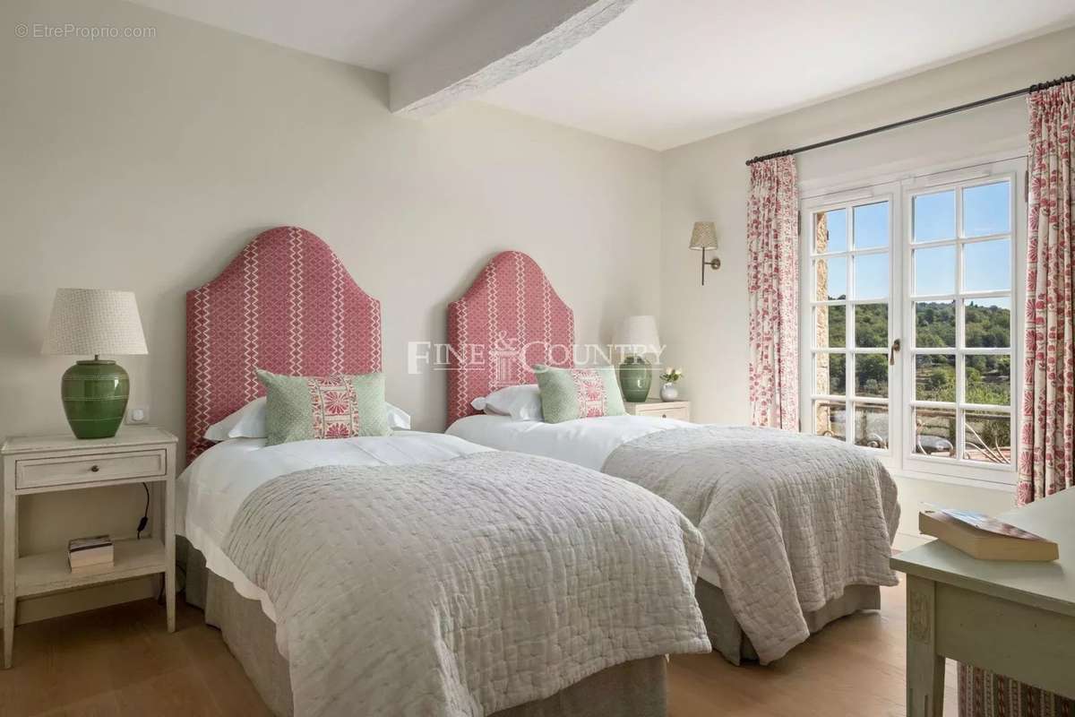 Maison à CHATEAUNEUF-GRASSE