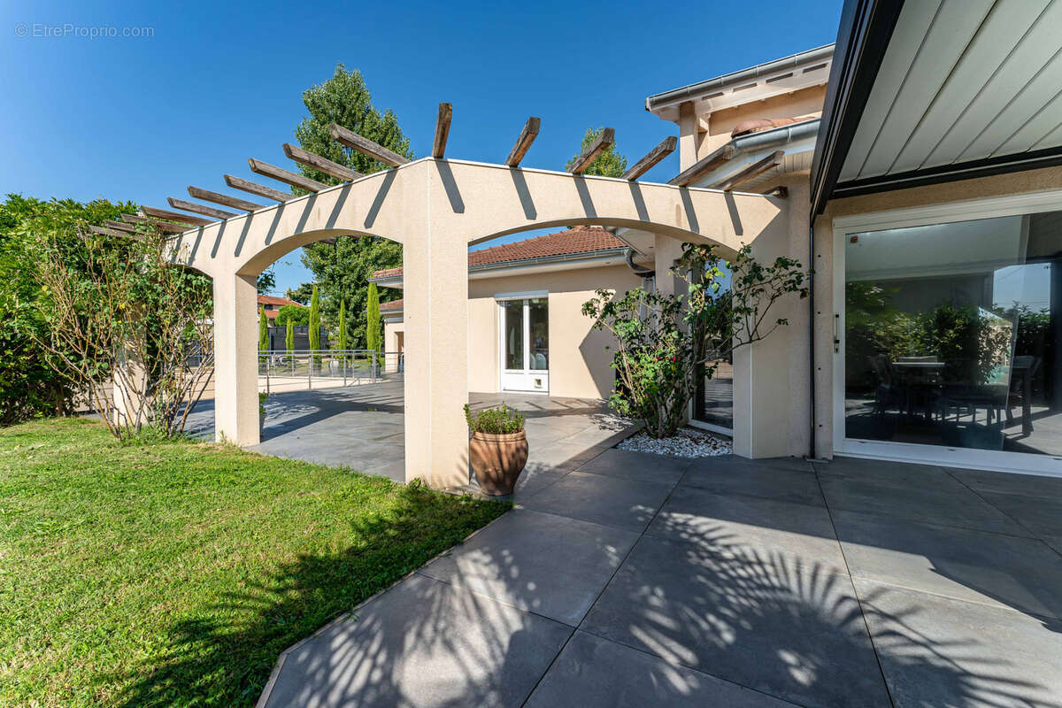 Maison à SAINT-GERMAIN-SUR-L'ARBRESLE