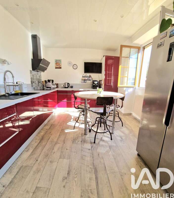Maison 100 m² à Saint-Cyr-Les-Champagnes  - photo 2