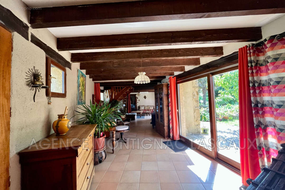 Maison 257 m² à Plazac  - photo 4