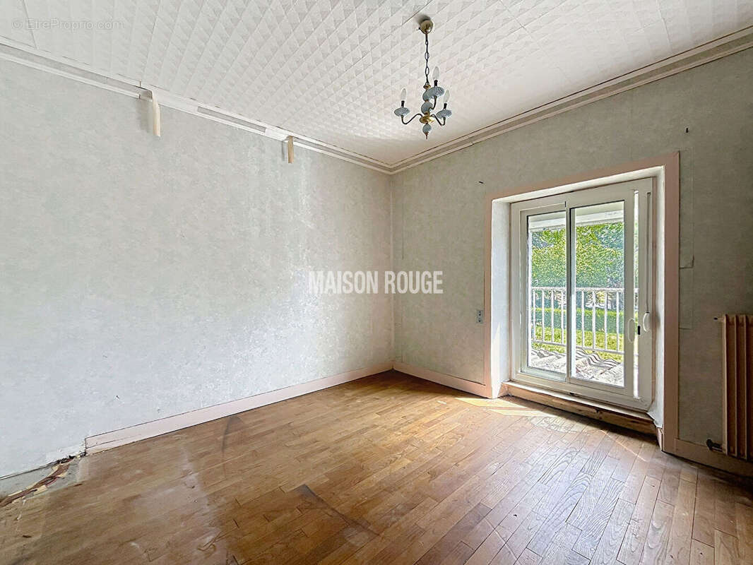 TRESSE - Maison en pierre à rénover avec jardin de 900 m², garage et beau potentiel d'aménagement - photo 6