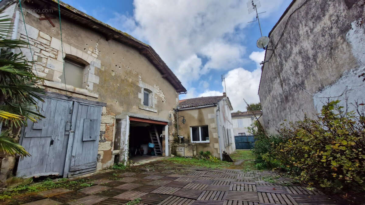 Maison à MORTAGNE-SUR-GIRONDE