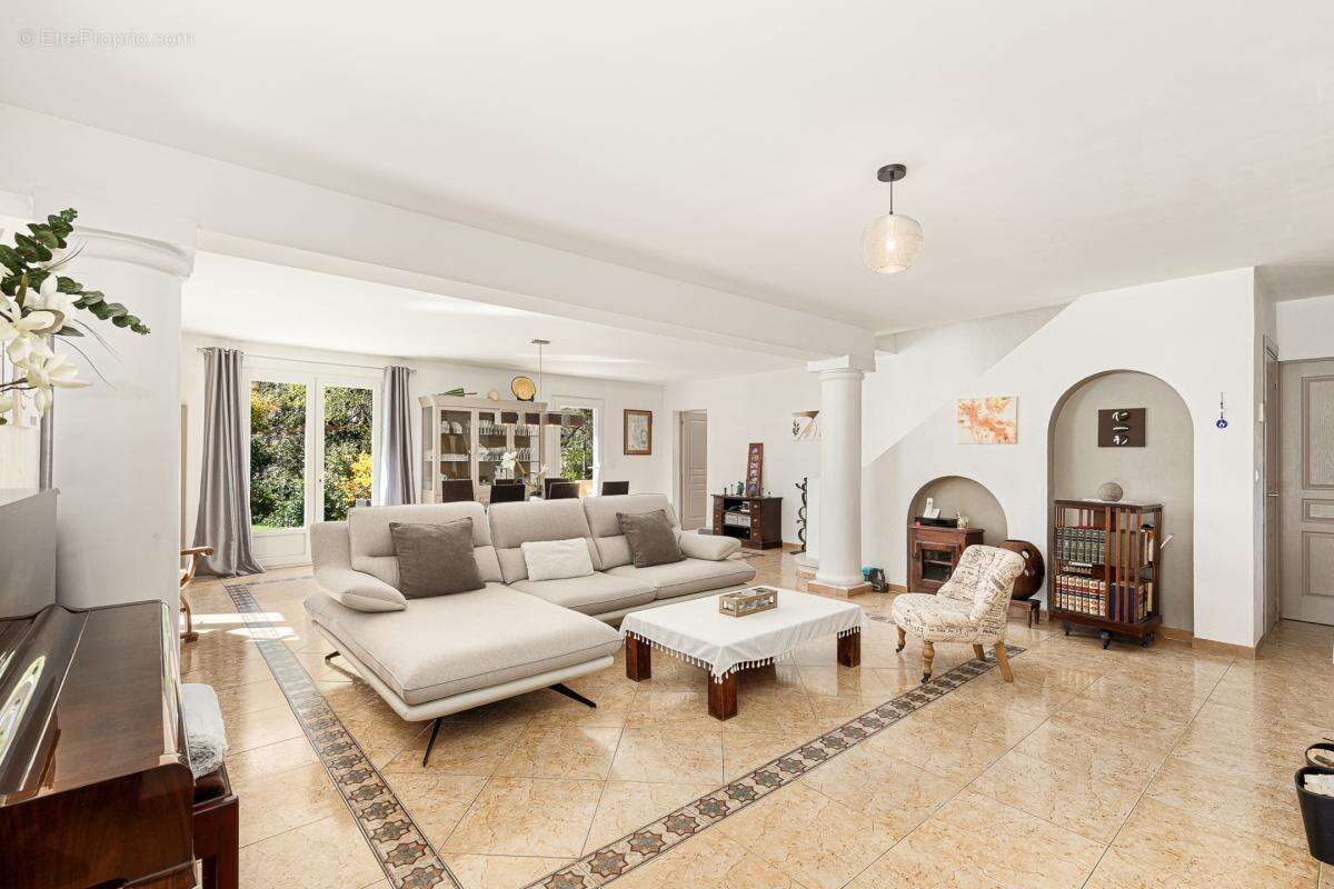 Maison à ROQUEFORT-LES-PINS