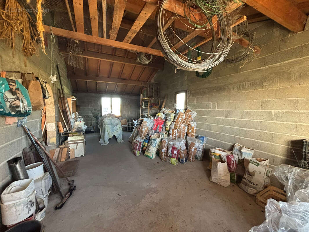 Parking à SAINT-JEAN-SUR-VEYLE