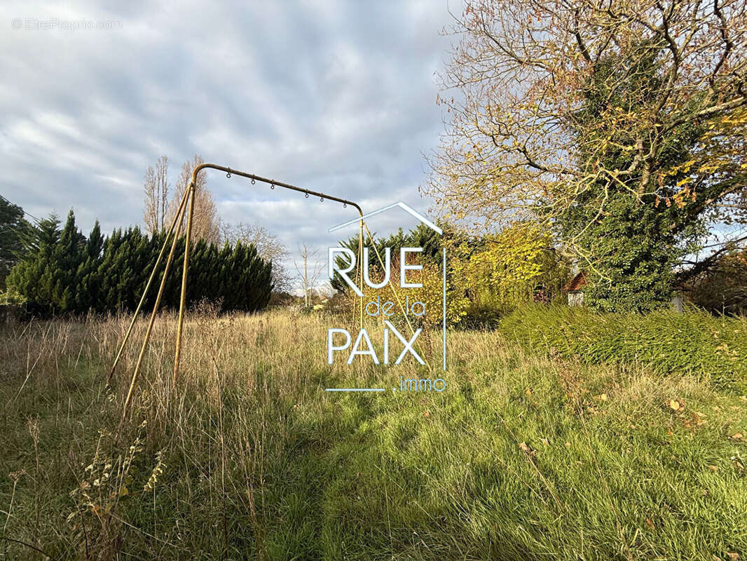 Terrain à LES TROIS-MOUTIERS