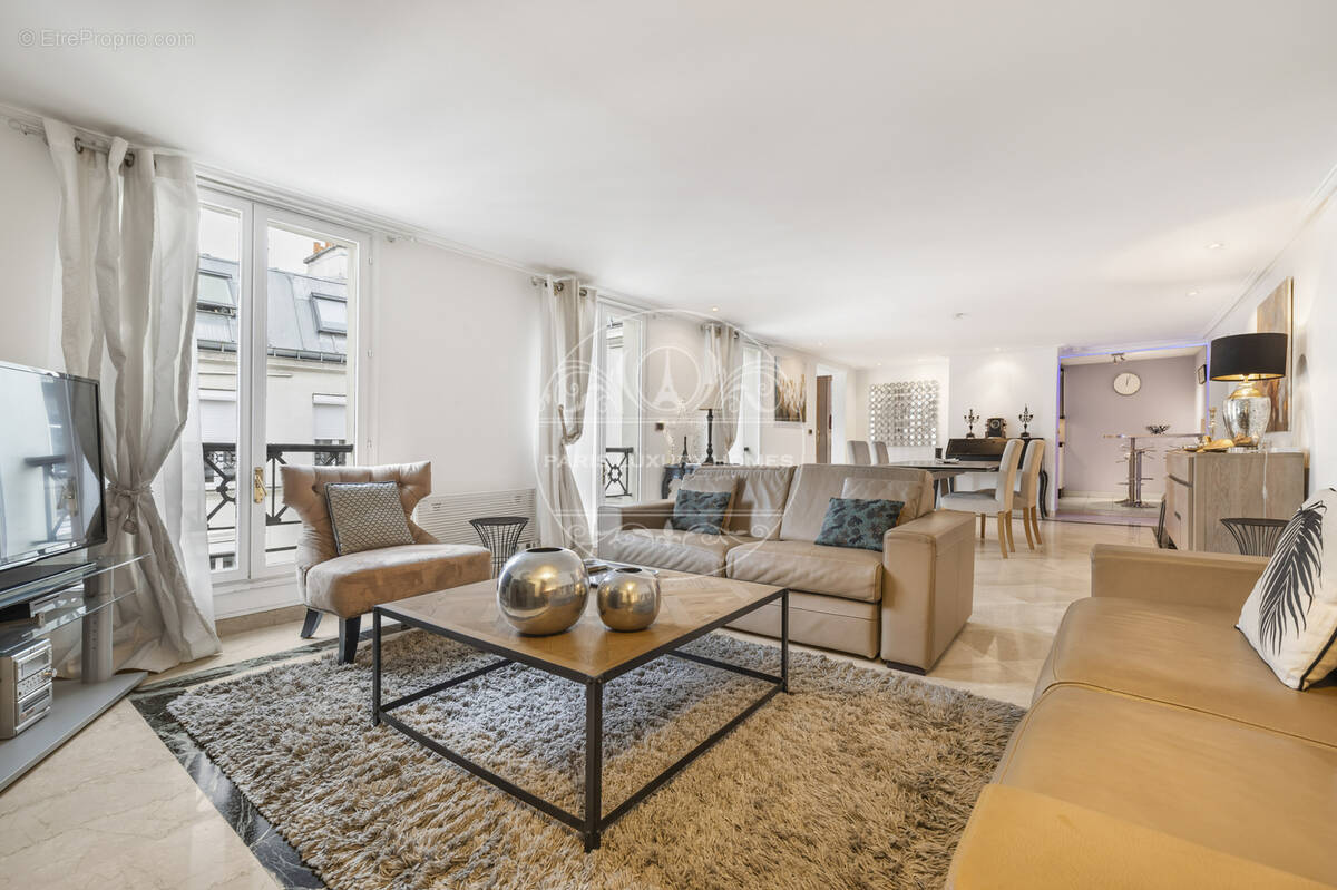 Appartement à PARIS-8E