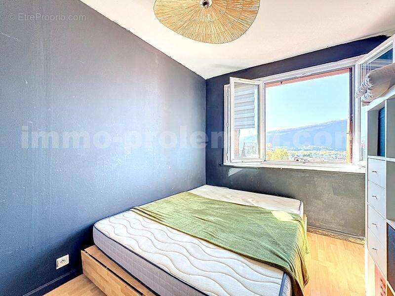Appartement_T3_Ambilly_proche_frontière_Suisse_DOUANE_TRAM_CEVA_LEMAN_EXPRESS_GENEVE_VOIE_VERTE_secteur_calme_cuisine_moderne_équipée_ouverte_Séjour_Saleve_Vue_Dégagée - Appartement à AMBILLY