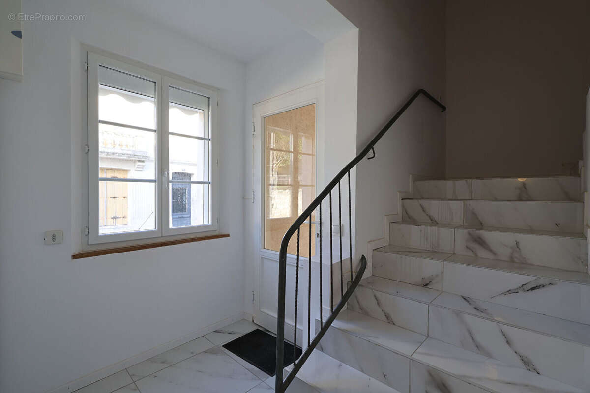 MARCHÉ CENTRAL - Appartement de 61 m² avec balcon & parking - photo 8