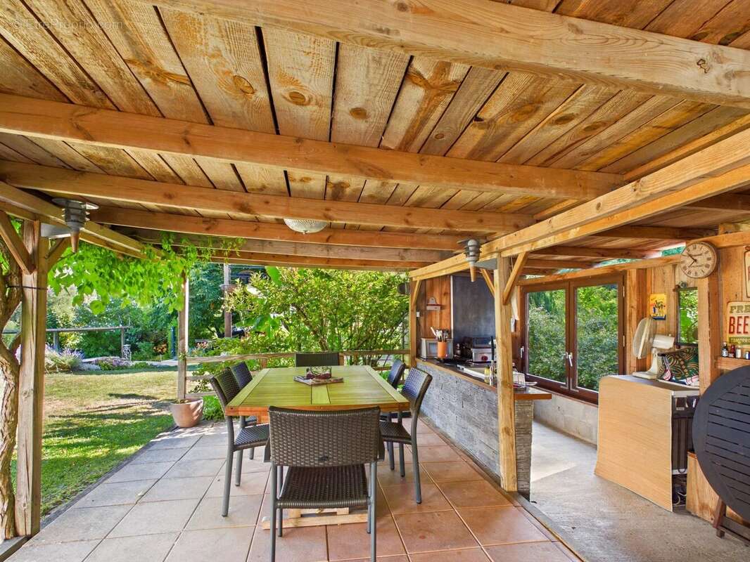 Superbe propriété en bord de rivière avec piscine à débordement et accès privé - photo 17