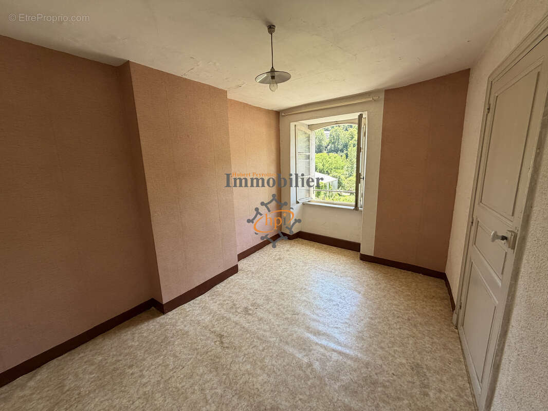Vente maison de village avec garage et parcelle de bois de 4 0000 m2 à Coupiac - photo 13